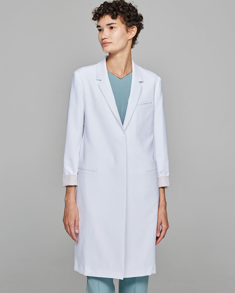 女性の獣医さんにおすすめのワンポイントがあるレディース白衣:アーバンLABコート