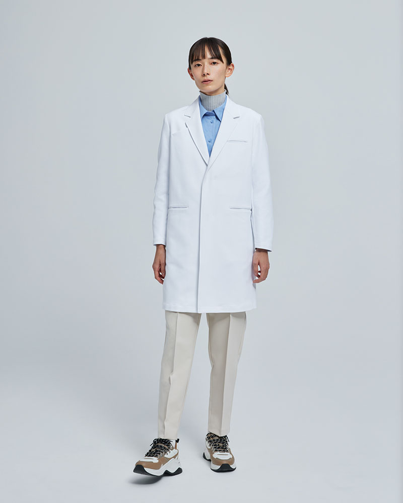 20代の女性医師や薬剤師におすすめ:スマートデバイスコート(男女兼用白衣)