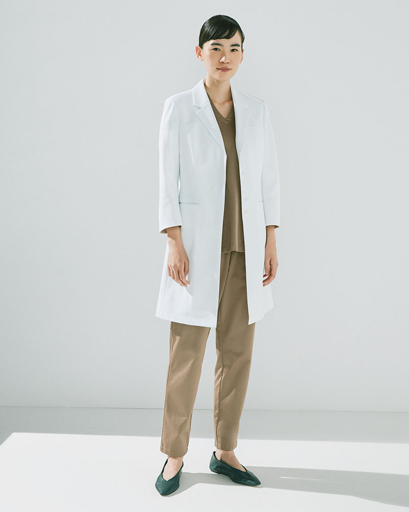 ホワイトの内装デザインに合う、クリニックの医師におすすめのレディース白衣:ライトジャージーコート