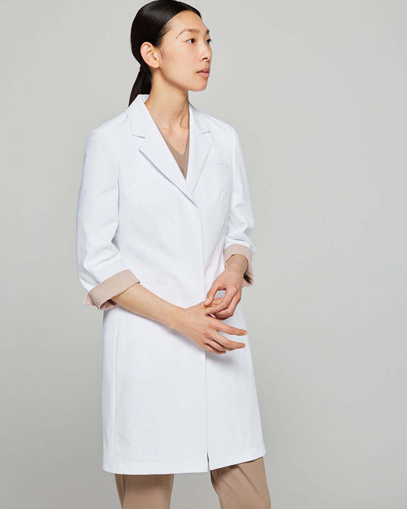 50代女性医師におすすめのレディース白衣:ライトジャージーコート
