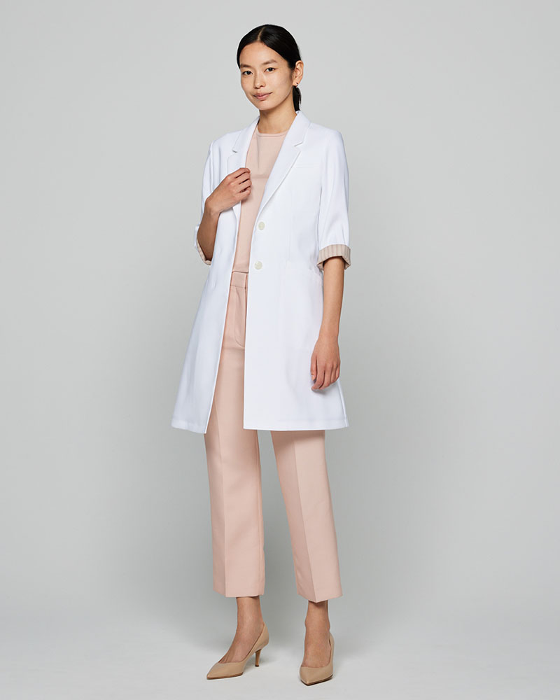 軽い素材と七分袖のデザインで女性医師や薬剤師から高評価のレディース白衣:ライトフレアコート