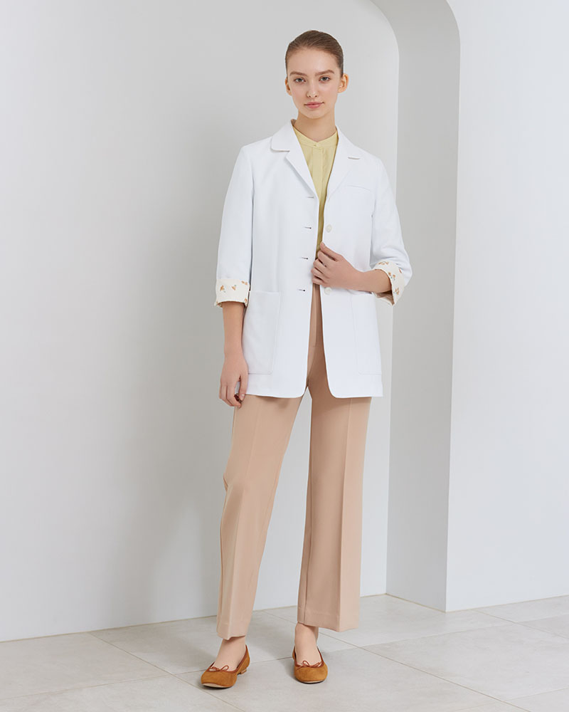 女性医師におすすめのコート型白衣の定番:ジェラート ピケ&クラシコ 白衣:アーバンショートコート