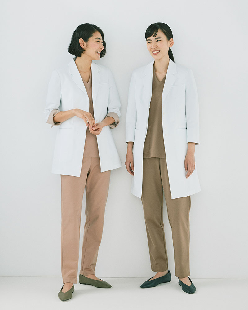 着丈が短い、レディースショートコート白衣(左)とロング丈の白衣