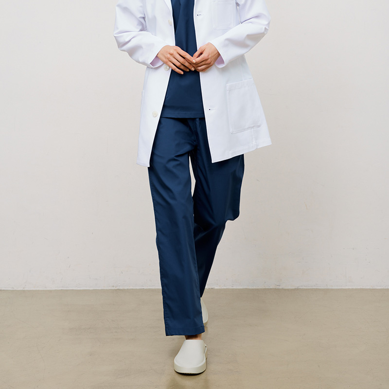 裾が短いので足捌きがよく、女性ドクターにおすすめ:女性用のショート丈白衣