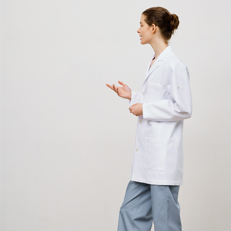 医療スクラブとの着こなしもかっこよく決まる、女性医師におすすめのレディースショートコート白衣