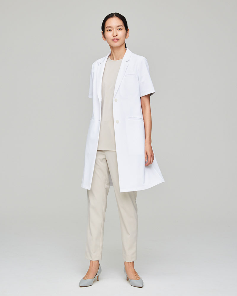 医療アパレルブランド・クラシコの半袖白衣:ハーフスリーブコート・クールテックプルーフ(女性用