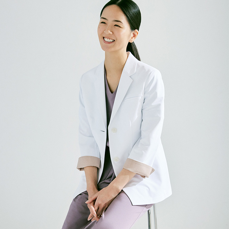 学会や訪問診療で持ち運びしやすいレディース白衣:ライトジャージージャケット