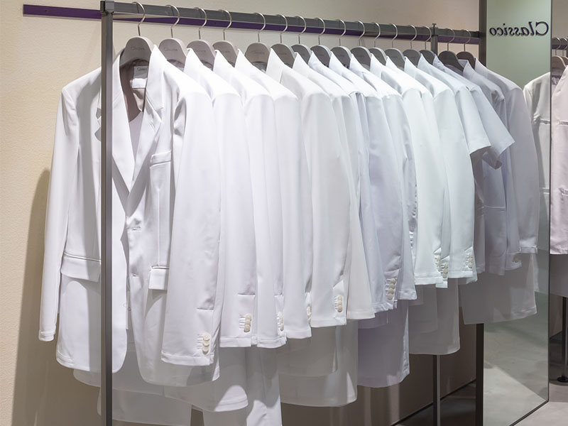 「安い」以外に長く着られる耐久性を重視した白衣