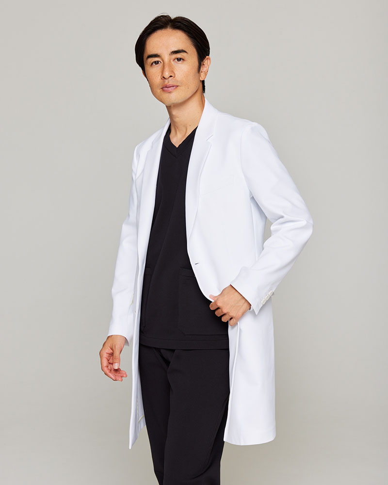 病院見学で着用したいシンプルなメンズ白衣:アーバンLABコート(2024年モデル)