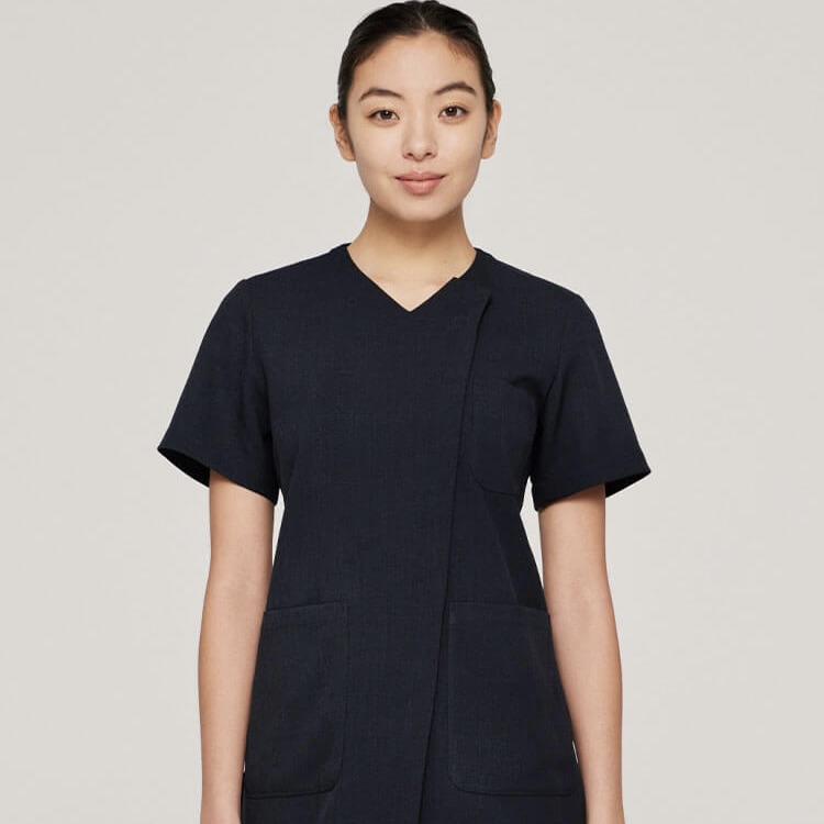 紺のスクラブが与える印象と効果