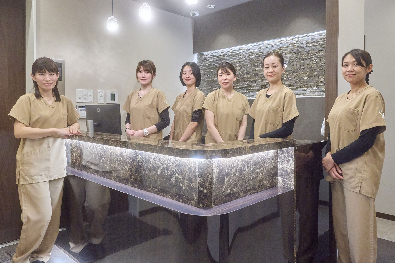 錦糸町皮膚科内科クリニックでPACKスクラブを着用するスタッフ