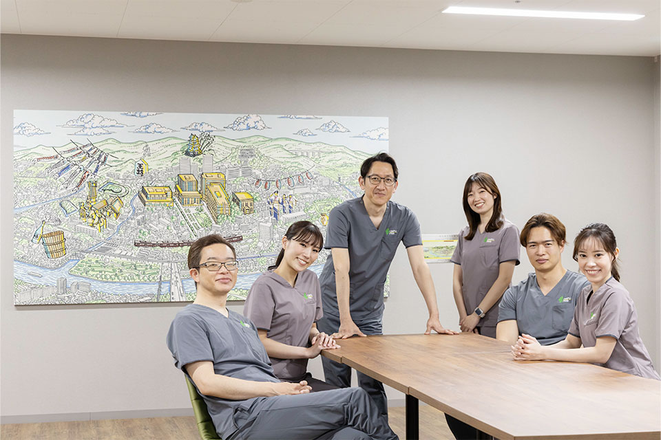 大阪医科薬科大学 形成外科学教室でスクラブ・FREEを着用する医局メンバー
