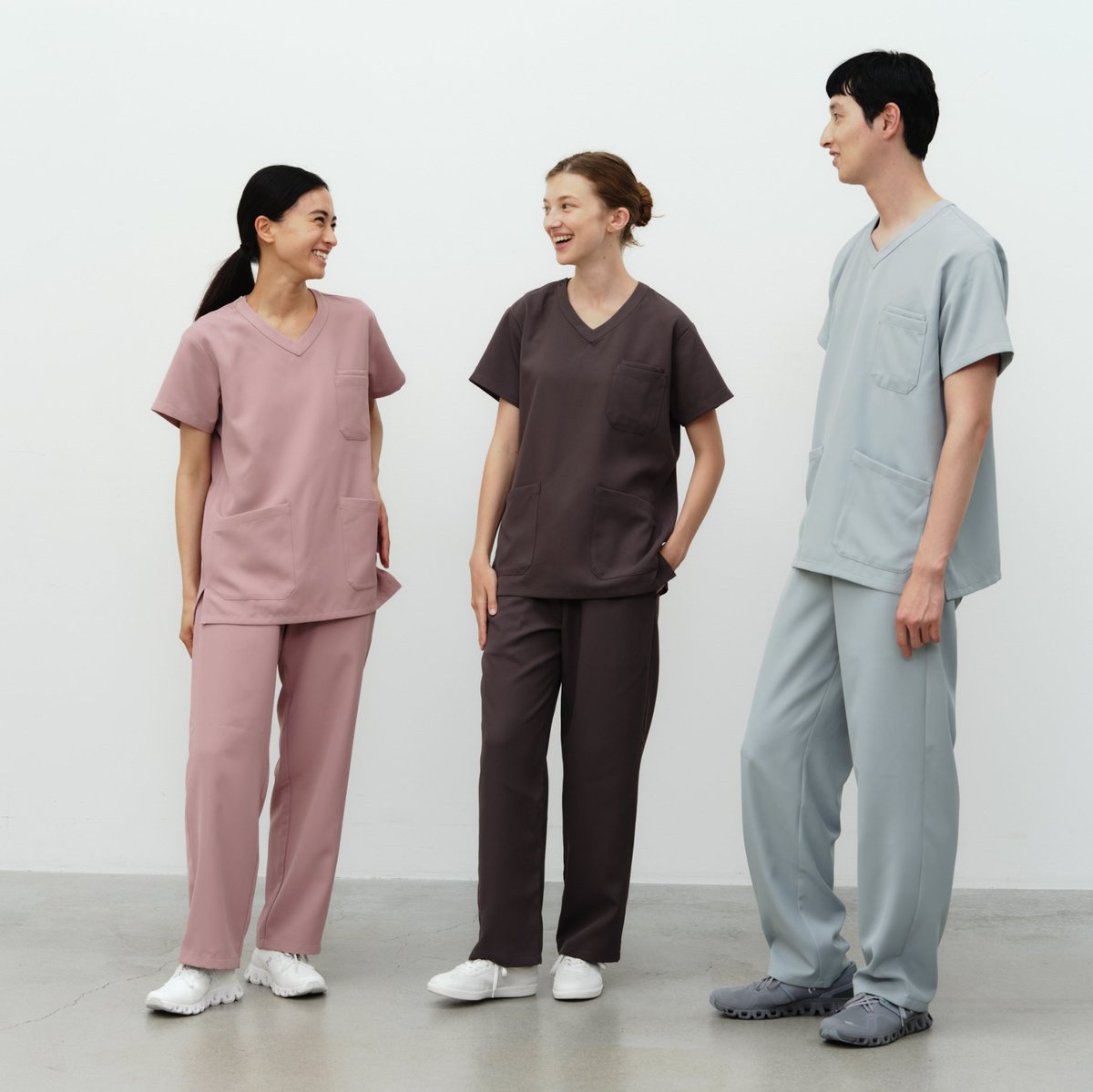PACKスクラブトップス(男女兼用)を着用した様子