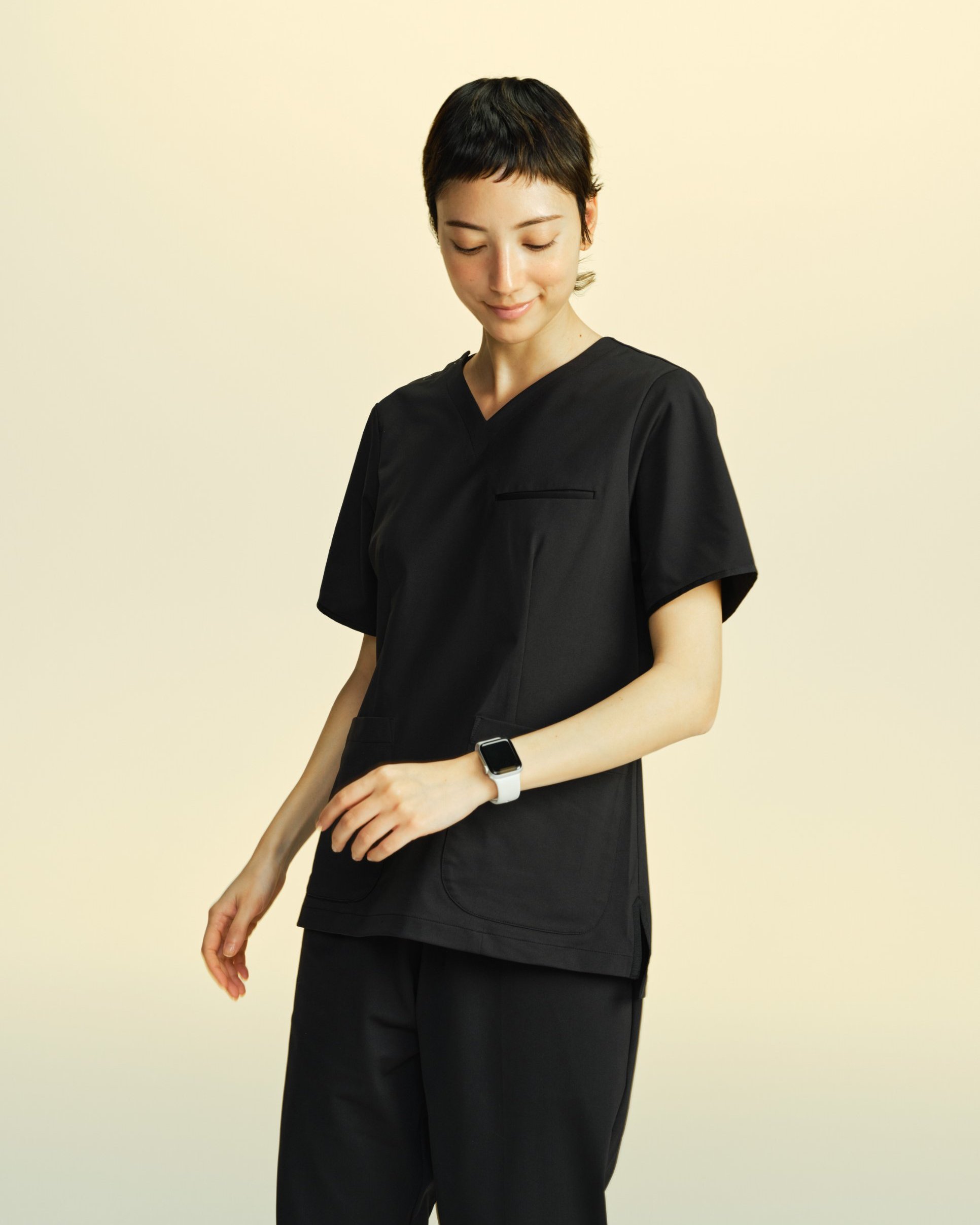 ブラックのスクラブの上下を着た看護師