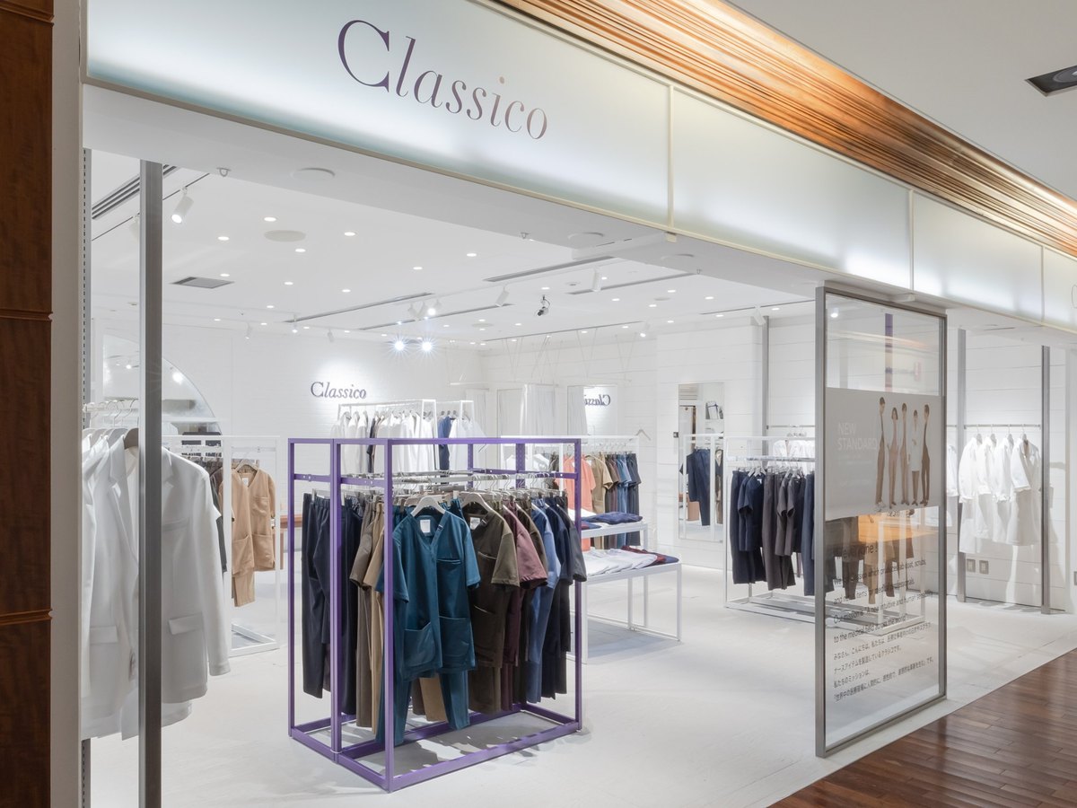 クラシコ丸の内店の外観と、医療用スクラブや白衣を並べた売り場