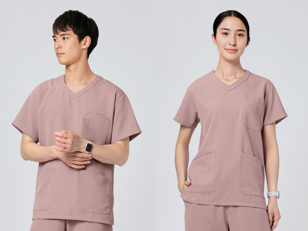 PACKスクラブ(男女兼用)のピンクを着用した男性と女性。くすみピンクの医療スクラブ