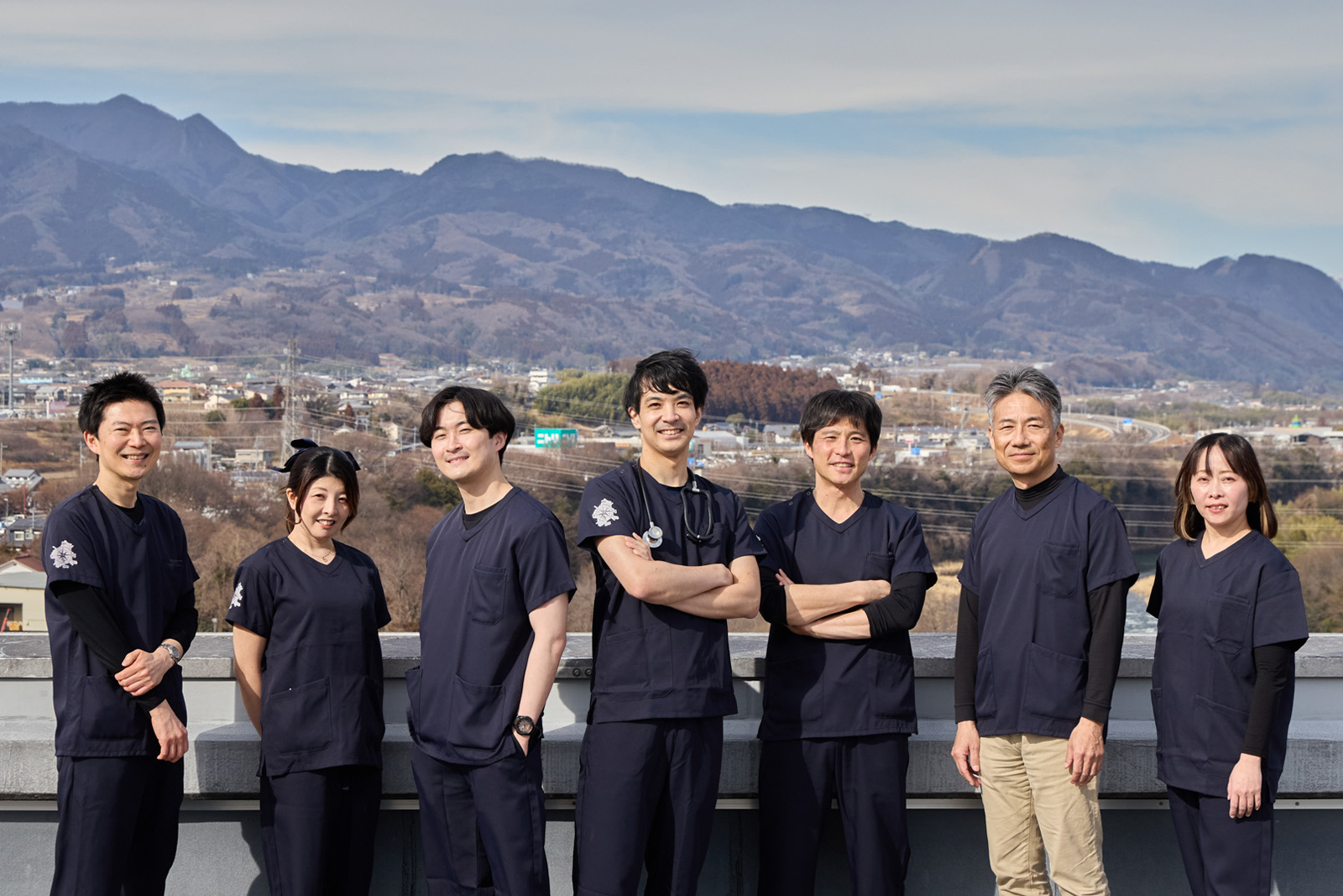 渋川医療センターの医師が着用するディープネイビーのPACKスクラブのユニフォーム