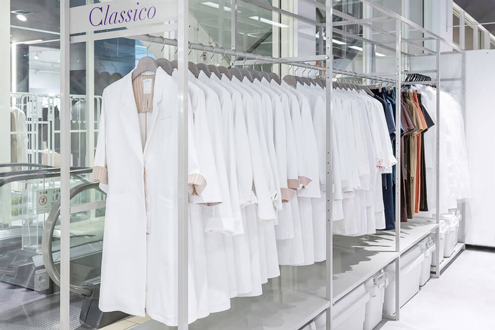 クラシコ POP UP STORE ミント神戸の店内写真 白衣・スクラブ・ナース服