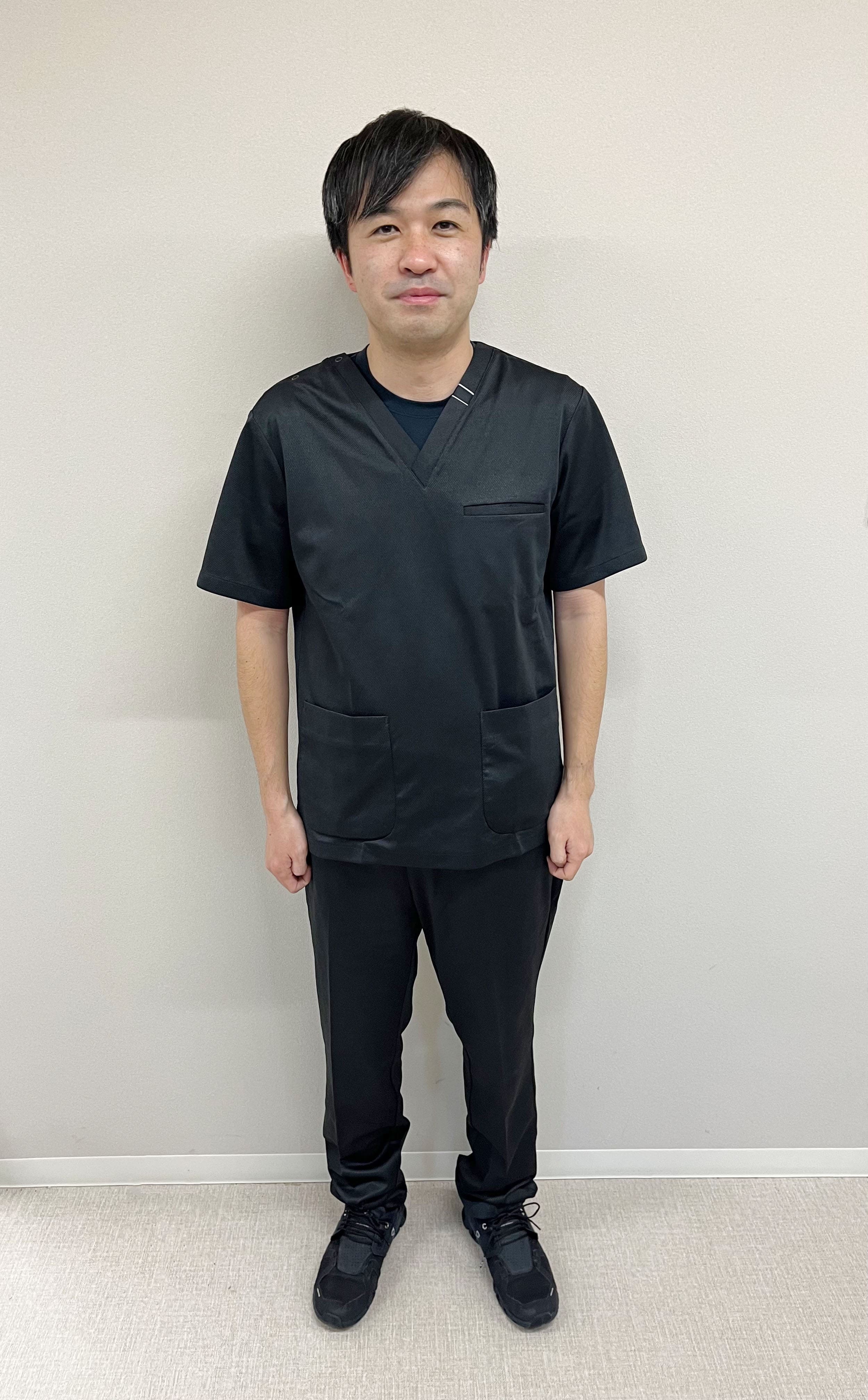 高ストレッチが叶える機動力。ネイビーの品格を纏う医療スクラブ