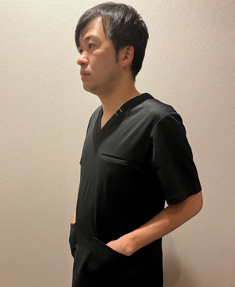 訪問診療を軽やかに。デザインの細部までこだわった医療スクラブ