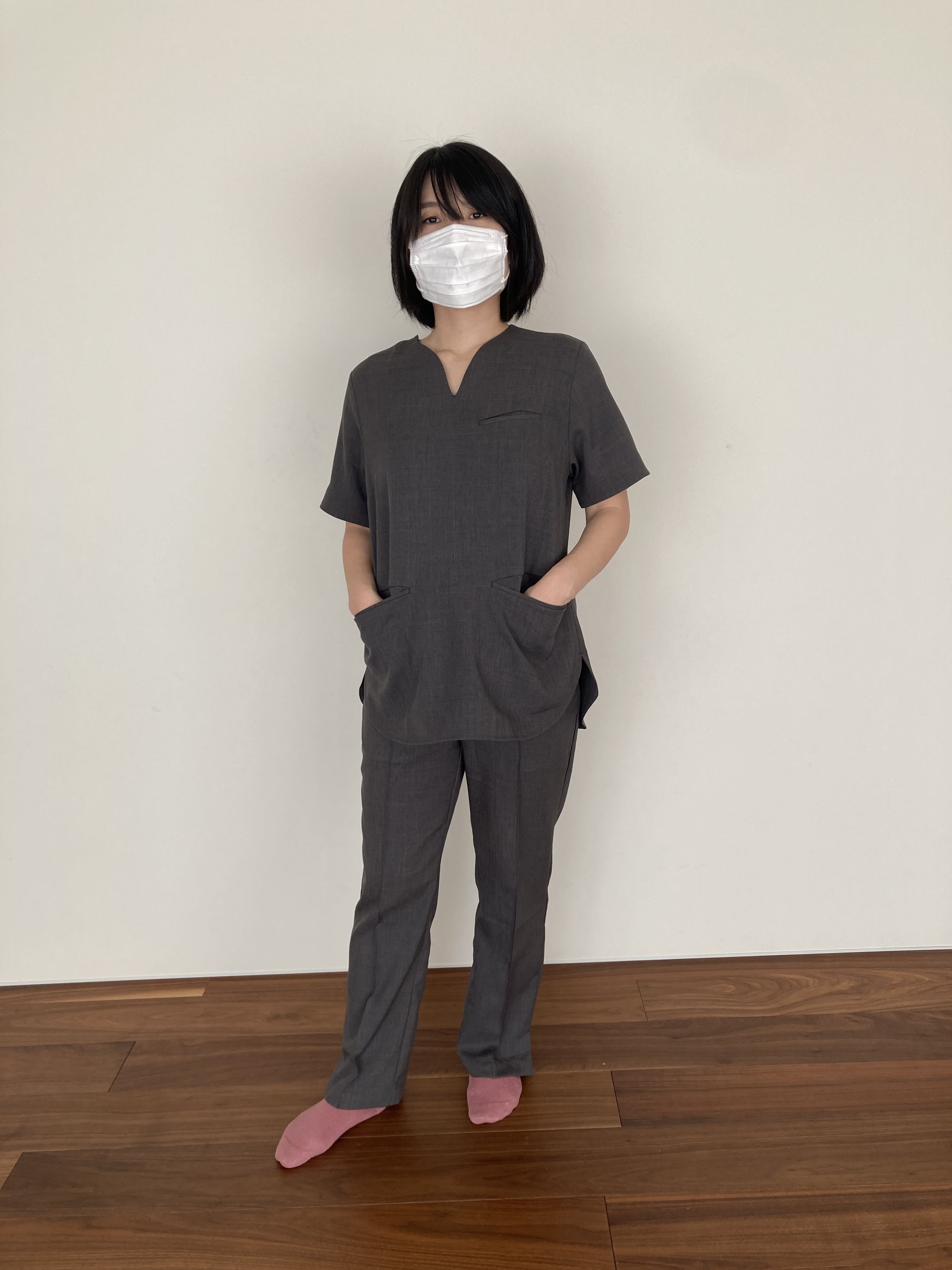 スクラブTROの涼しい着心地と、上品なチャコールグレーの魅力