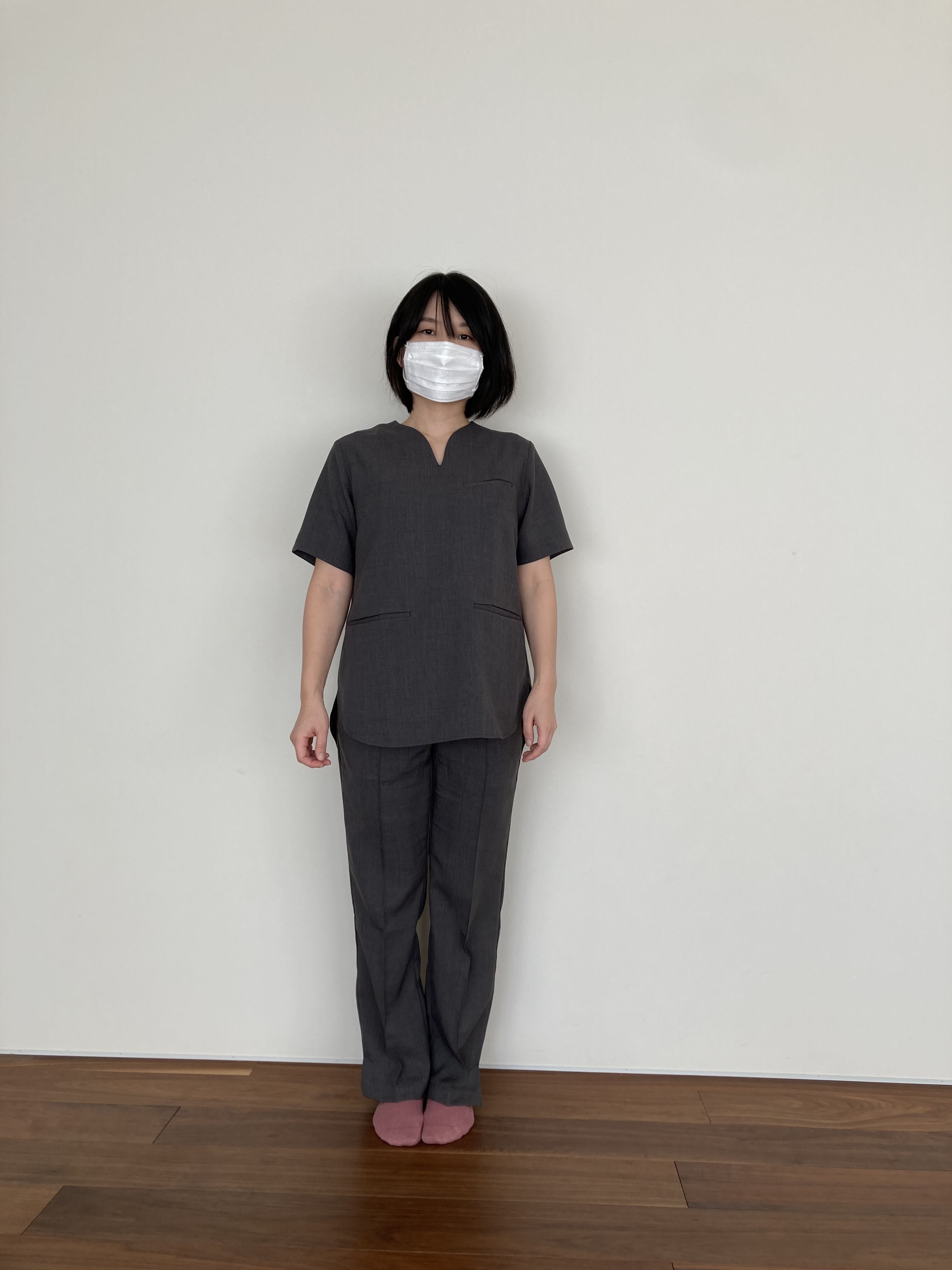 体型をカバーする絶妙な丈感。スクラブのサイズ選びと「細見え」を叶える着こなし