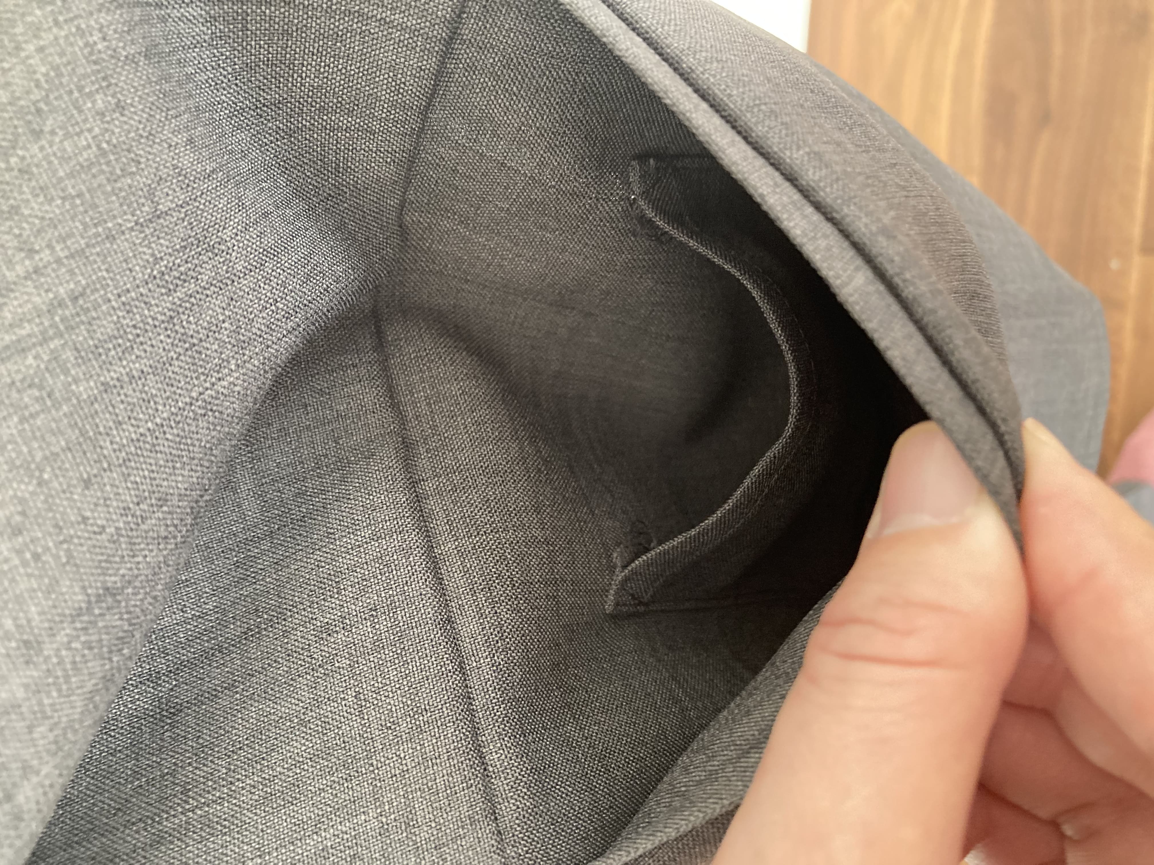 手技に寄り添う機動力。小物を整理できる「ダブルポケット」とスクラブの機能美