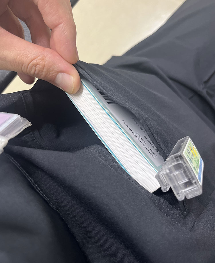 専門書も収まる大容量ポケットと突っ張りのない快適な動きやすさ