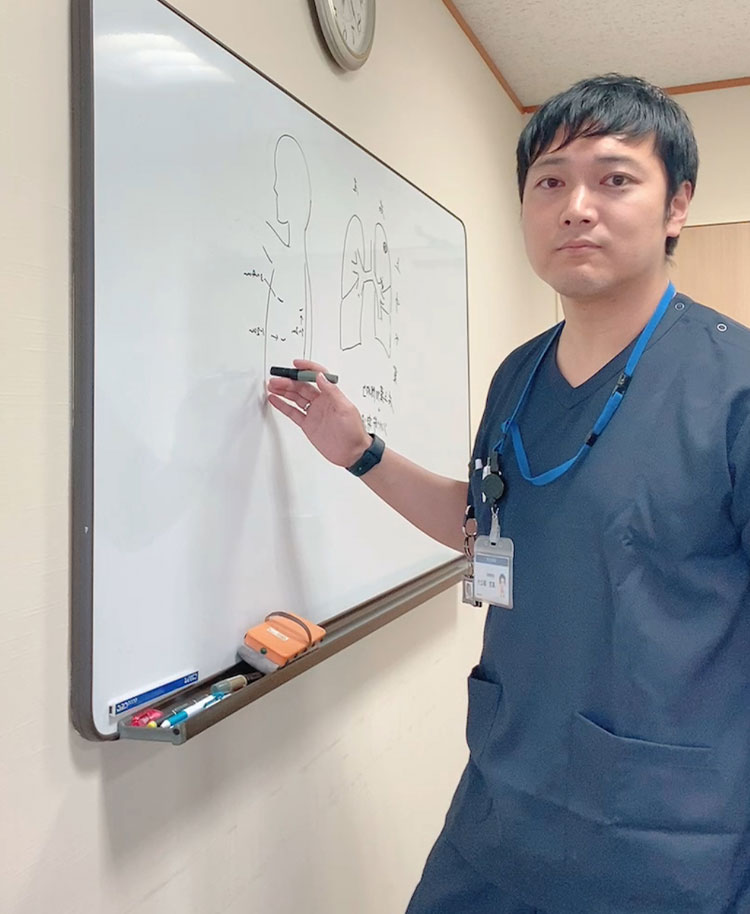 処置も外来もこれ一着でこなせる清潔感と万能さ