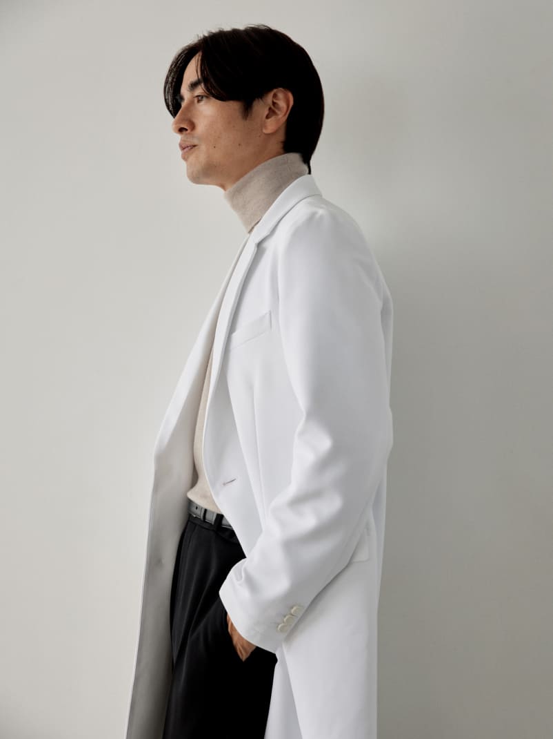 優しいニットと合わせた柔らかい着こなしがおすすめのアーバンシリーズ白衣(メンズ)