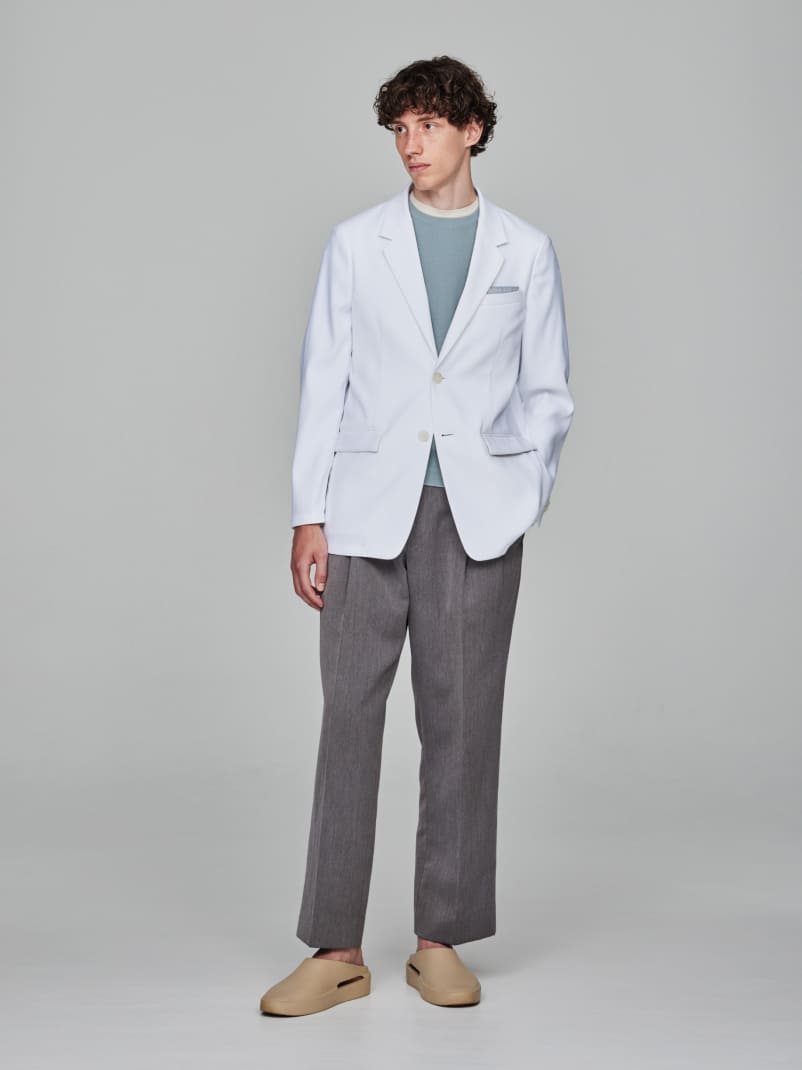 軽やかな素材のライトジャケット白衣とカジュアルなサマーニットのコーディネート(メンズ)