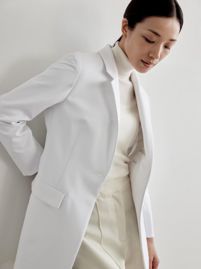 優しいニットと合わせた柔らかい着こなしがおすすめのアーバンシリーズ白衣(レディース)