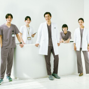 デザイン性が高くおしゃれな医療スクラブを着用したクリニック・病院・医局の医師・看護師のイメージ