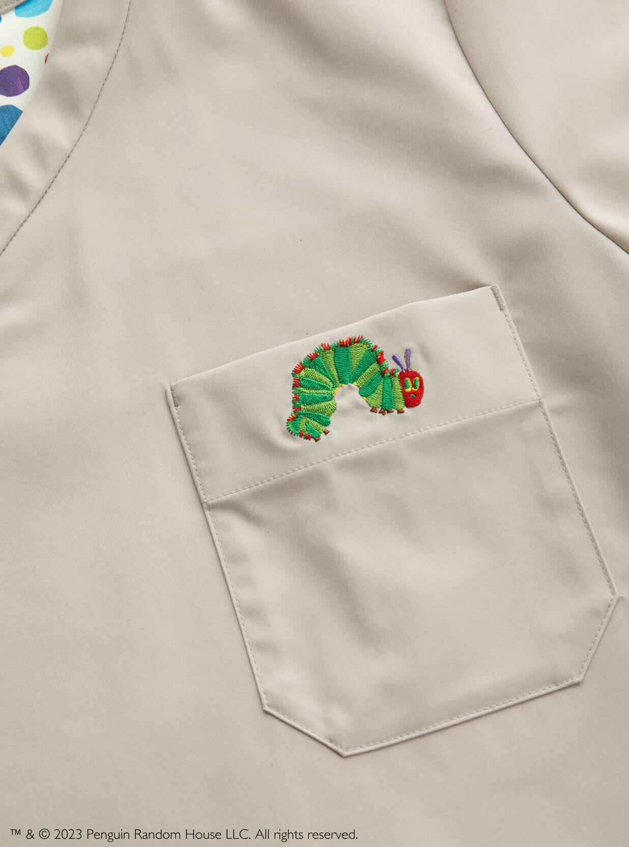 人気の絵本『はらぺこあおむし』と医療ウェアブランド「クラシコ」がコラボレーションしたスクラブ白衣(アイボリー：ベージュ色)のトップス胸ポケットのあおむしの刺繍