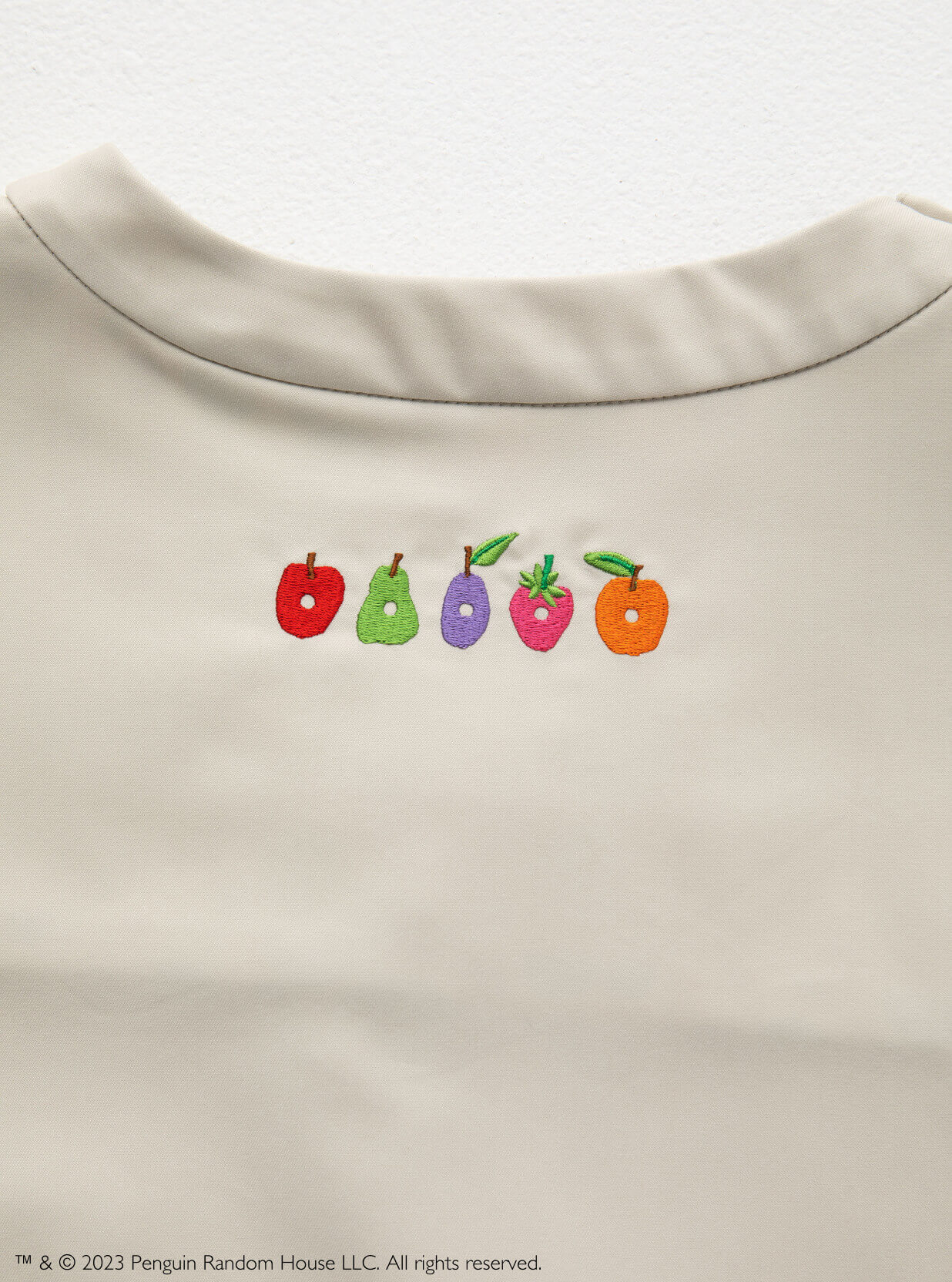 人気の絵本『はらぺこあおむし』と医療ウェアブランド「クラシコ」がコラボレーションしたスクラブ白衣(アイボリー：ベージュ色)のトップス背面のあおむしが食べた果物の刺繍