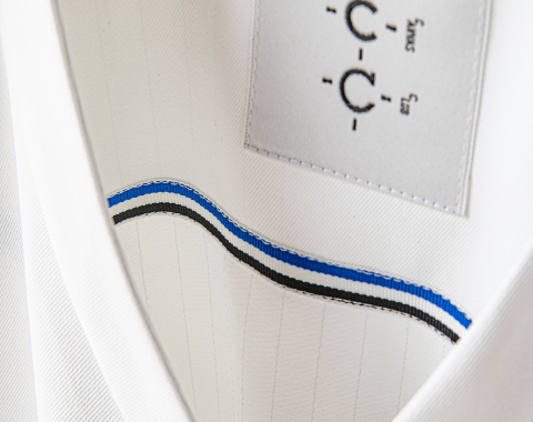 スクラブ白衣の内側の「MONO」を象徴する3色のライン