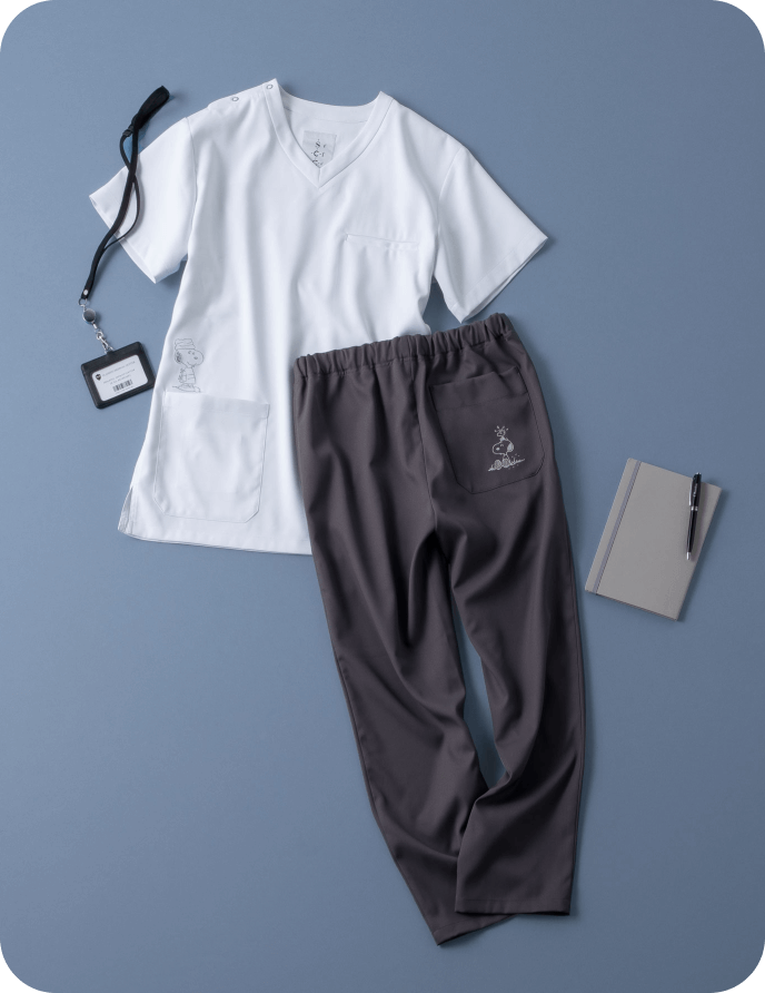 PEANUTSスクラブ：トップス・オフホワイト(白)×パンツ・グレーの組み合わせ(スヌーピー刺繍入り)、ネームホルダー、ノート