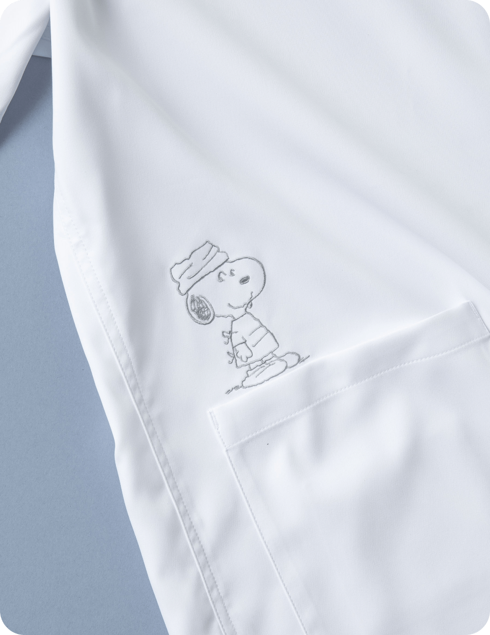 PEANUTSスクラブトップス(オフホワイト/白) ドクタースヌーピー刺繍